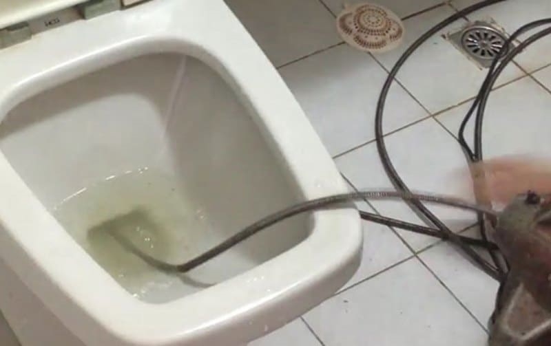 高效能電動通馬桶工具，能即刻解決馬桶堵塞問題。